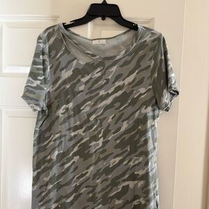 t.la shirt with cut out detail at neck sz M 🛍️